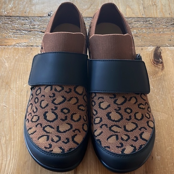 NEW Traq by Alegria Qwik Sneaker Slip on Walking Shoe Leopard 38 EUR 8-8.5 US - Picture 2 of 11
